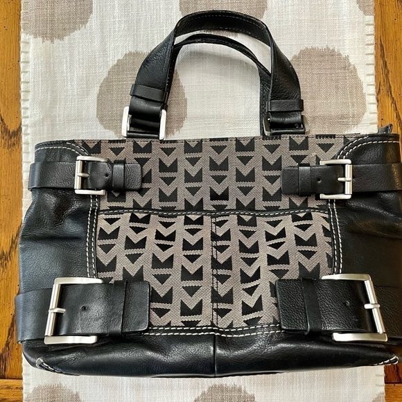 MICHAEL KORS, AUTHENTIC PURSE. TAN & BLACK WITH MK SIGNATURE DESIGN. - Picture 7 of 11